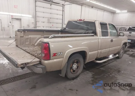 2004 Chevrolet Silverado 1500 Z71 z USA, uszkodzony, nr VIN 2GCEK19T741166710